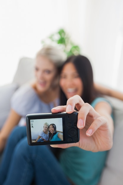 Foto dos amigos felices tomando fotos con la cámara