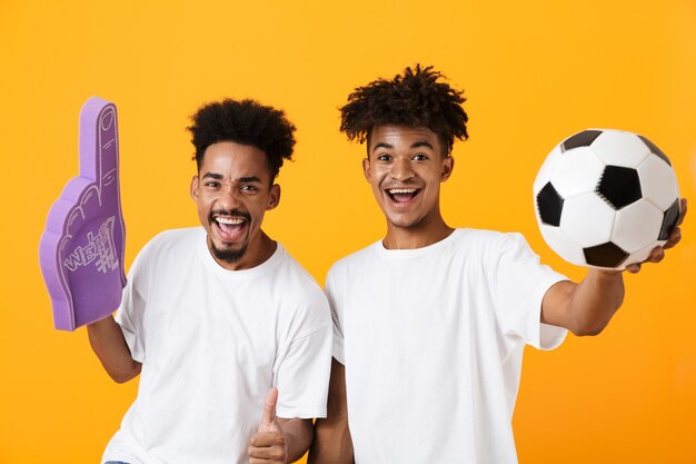 Dos amigos hombre sonriente aislados sobre amarillo