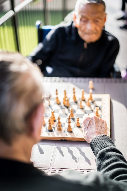 Dos amigos mayores jugando al ajedrez