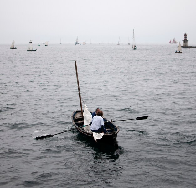 Dos amigos remando en un barco viejo