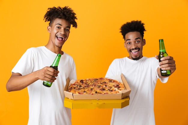 Dos amigos varones felices en camisetas