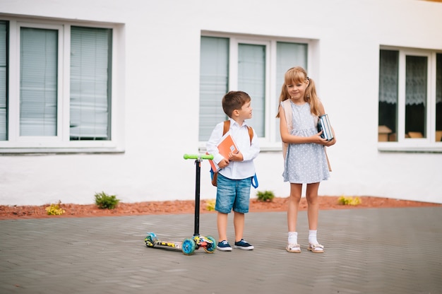 Dos amiguitos van a la escuela. Niños de escuela. De vuelta a la escuela