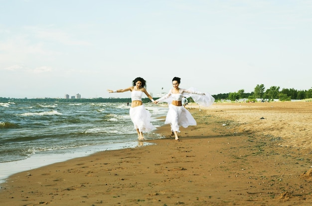 Dos ángeles blancos en la playa