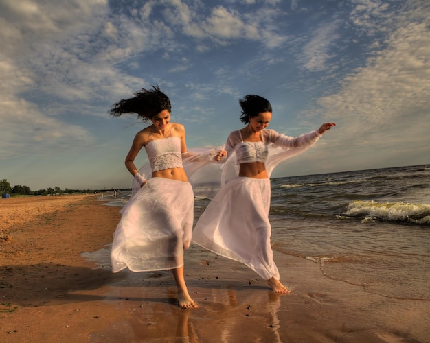 Dos ángeles blancos en la playa