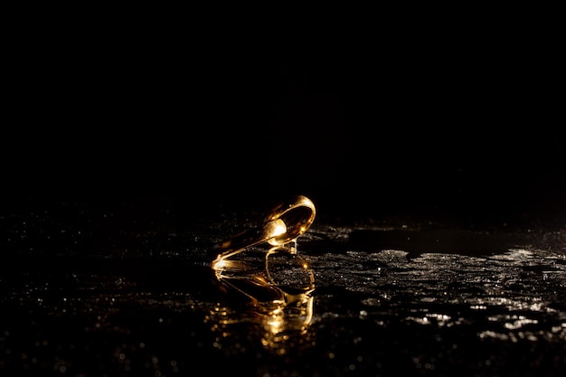 Dos anillos de boda dorados sobre fondo negro