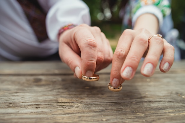 Dos anillos de boda en madera.