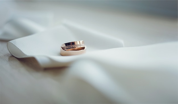 Dos anillos de boda de oro