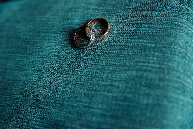 Foto dos anillos de boda en el suelo con contraste.