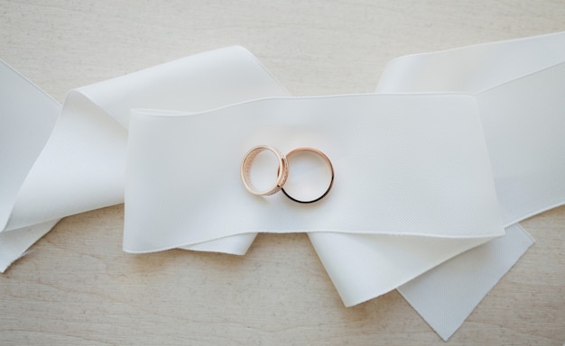 Dos anillos de bodas de oro