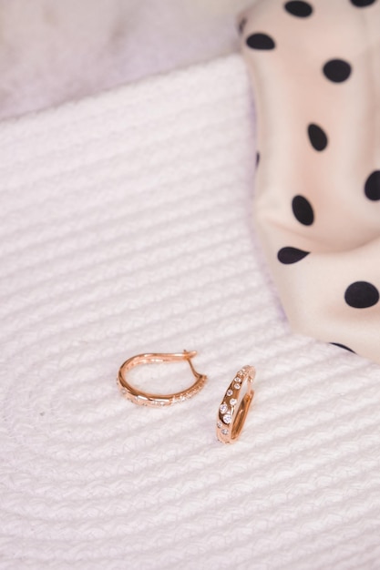 Dos anillos de oro en una cama.