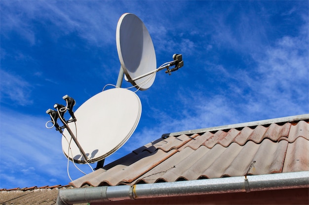 Foto dos antenas parabólicas blancas en el techo