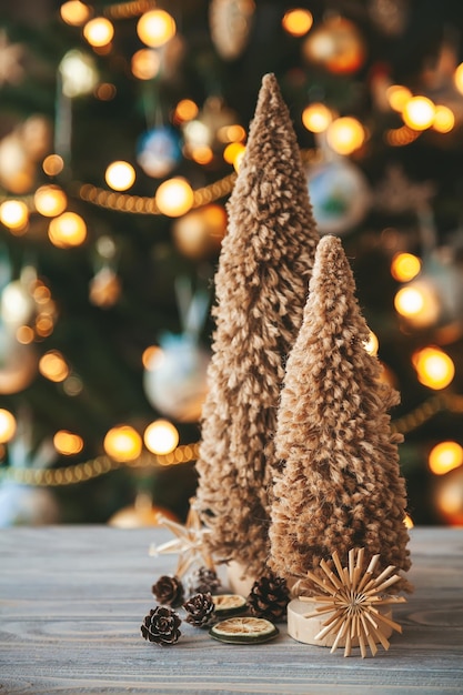 Dos arbolitos de navidad de fibra