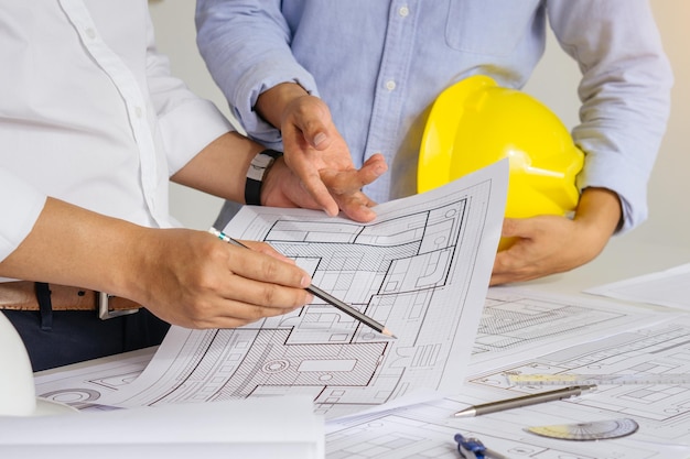 Dos arquitectos discuten para un proyecto arquitectónico trabajando con su socio