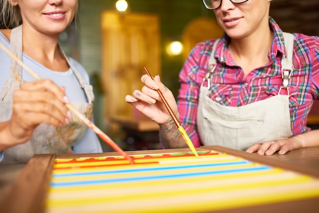 Dos artistas femeninas trabajando juntas