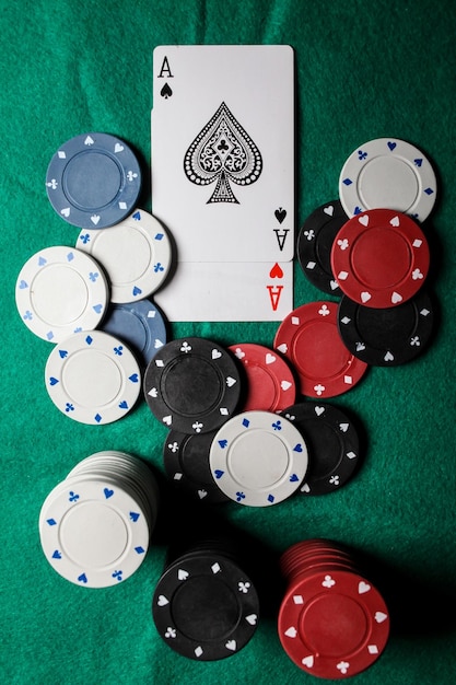 dos ases en la mesa de juego verde. dos cartas de juego y fichas de póquer en una mesa de casino verde.