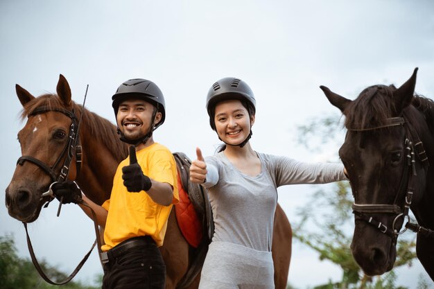 Foto dos atletas ecuestres montan caballos y comienzan a entrenar al aire libre