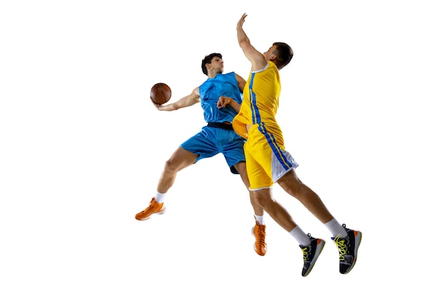 Dos atletas masculinos jugadores de baloncesto en acción compiten durante el partido