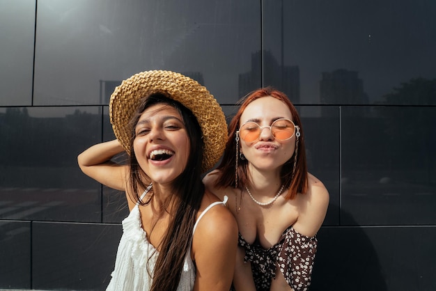 Dos atractivas mujeres jóvenes jugando al aire libre