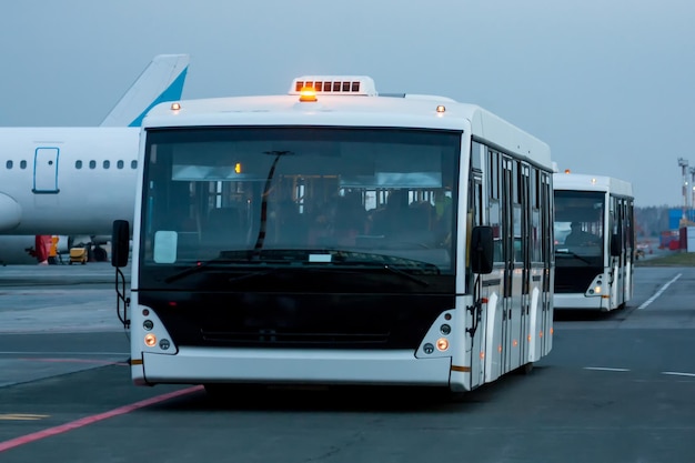 Dos autobuses lanzadera del aeropuerto en el aeródromo matutino