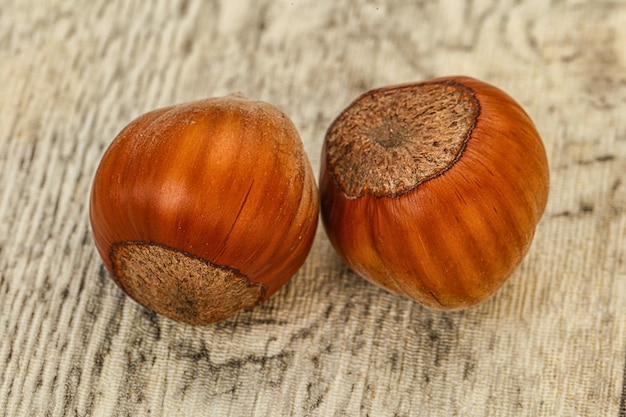 Dos avellanas enteras maduras y sabrosas