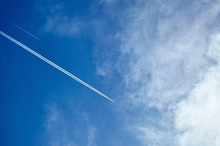 Dos aviones en el cielo azul con nubes blancas El avión deja huellas