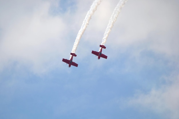 Dos aviones hacen acrobacias en un cielo