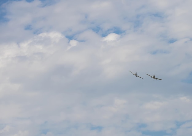 Dos aviones militares volando en el cielo nublado