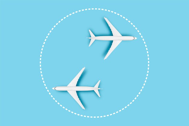 Dos aviones sobre un fondo azul. Concepto de viaje, billetes de avión, vuelo, ruta de paletas, traslado.