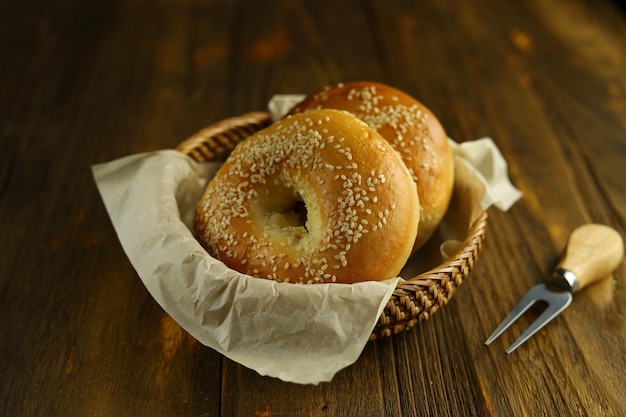 Dos bagels de sésamo en la cesta de ratán