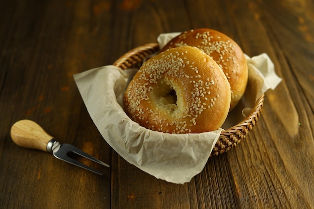 Dos bagels de sésamo en la cesta de ratán