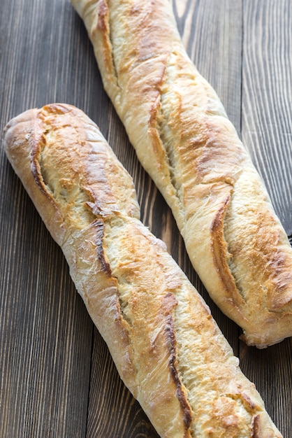 Dos baguettes en el fondo de madera