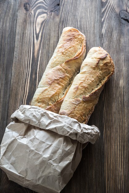 Dos baguettes en el fondo de madera