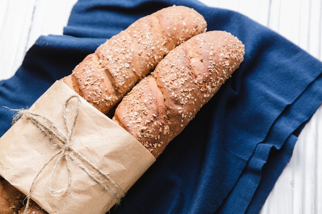 Dos baguettes francesas con textil azul