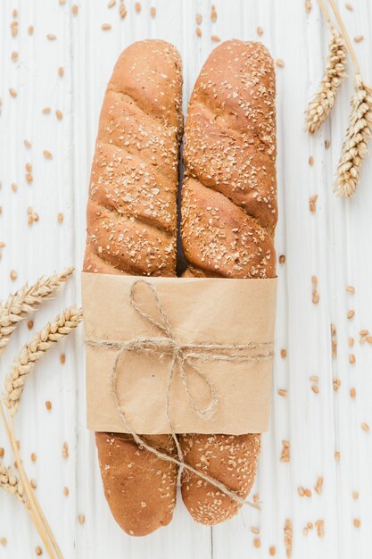 Dos baguettes francesas con tomates cherry