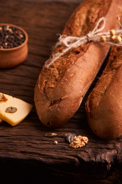 Dos baguettes frescas en la mesa de madera oscura.