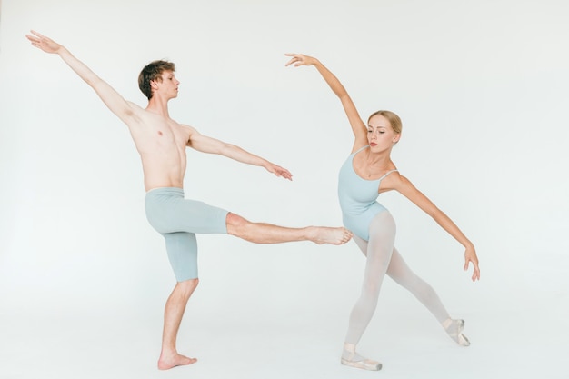 Dos bailarines de ballet moderno atlético están posando