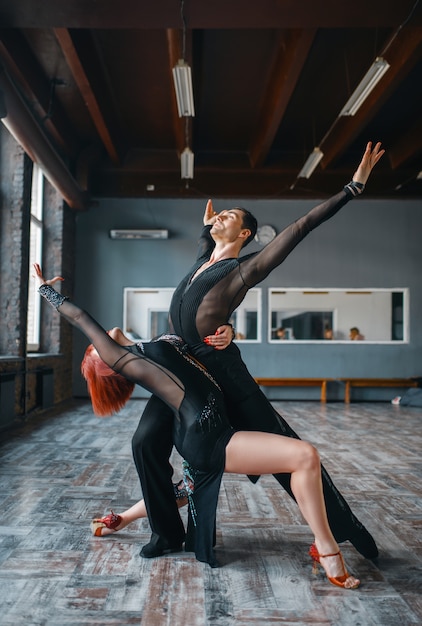 Dos bailarines de elegancia, entrenamiento de baile ballrom