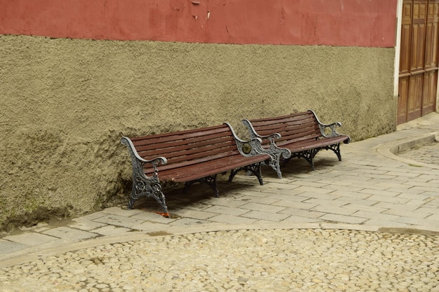 Dos bancos en la calle en la ciudad La Paz Bolivia