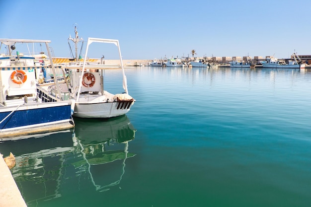 Dos barcos de pesca atracados en el puerto