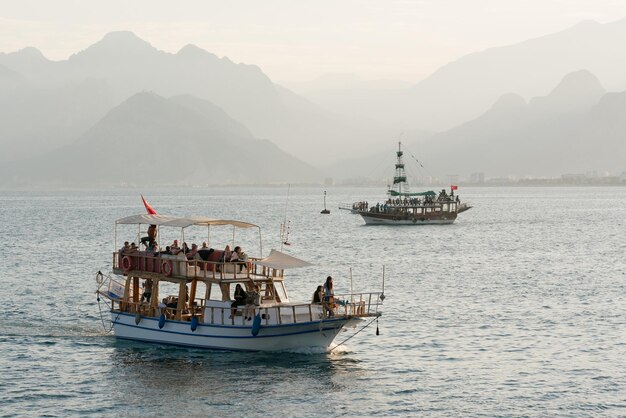 Dos barcos turísticos en el mar