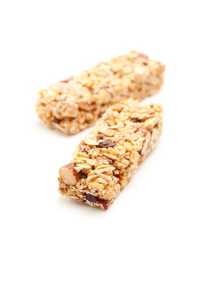 Dos barras de granola aisladas en blanco