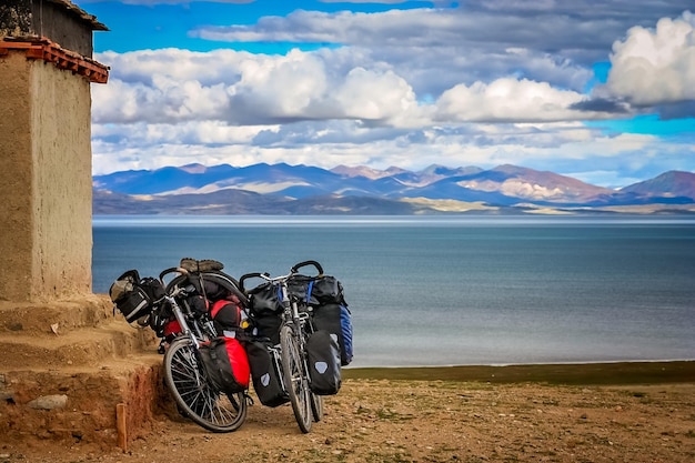 Dos bicicletas cargadas de cicloturismo en la orilla del lago Manasarovar