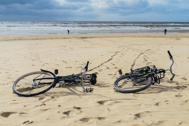 Dos bicicletas en la playa de los Países Bajos