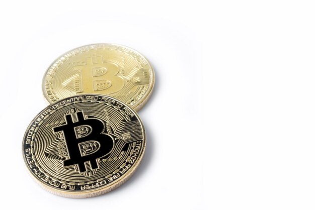 Dos bitcoins oro aislado sobre fondo blanco.
