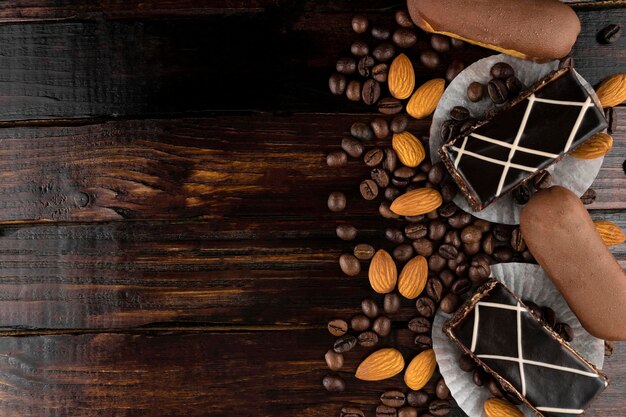 Foto dos bizcochos y 2 natillas con una pizca de café en grano y almendras