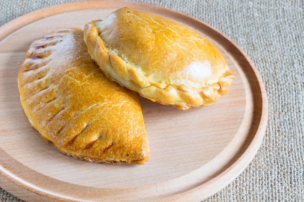 Dos bollos rellenos horneados en la tabla de cortar