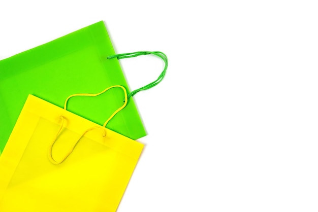Dos bolsas de compras de colores aisladas sobre fondo blanco con espacio de copia Tiempo de compras