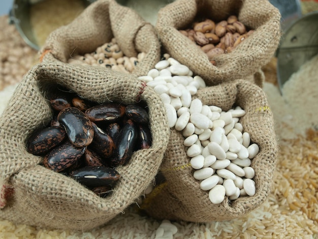 Dos bolsas de frijoles están sobre una mesa con una que dice "frijoles".