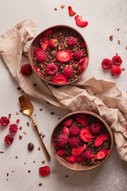 Dos bolsas de granola y fresas.