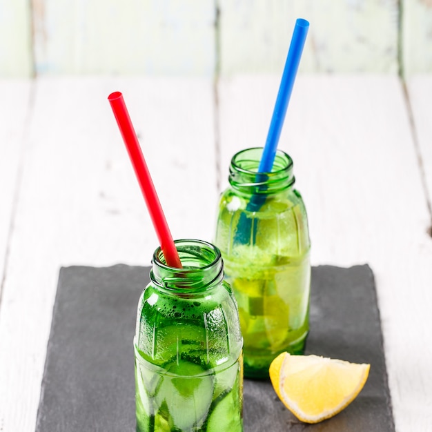 Dos botellas de agua refrescante de dieta de desintoxicación infundida: con pepino y limón